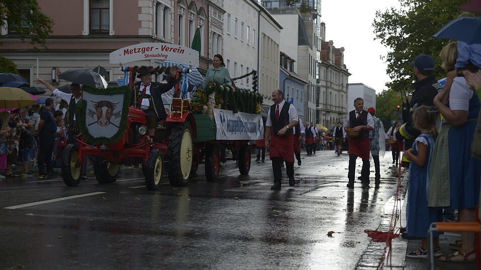 Zahlreiche Musik- und Trachtengruppen zogen nach dreij&auml;hriger Pause am Freitagabend zum Festplatz Am Hagen.&nbsp;