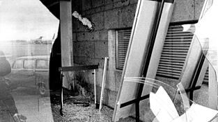 Eine Gedenkstätte erinnert an die Opfer eines Anschlags auf eine israelische Maschine am ehemaligen Münchner Flughafen in Riem am 10. Februar 1970, bei dem ein Mensch starb und elf weitere verletzt wurden. (Archivfoto)