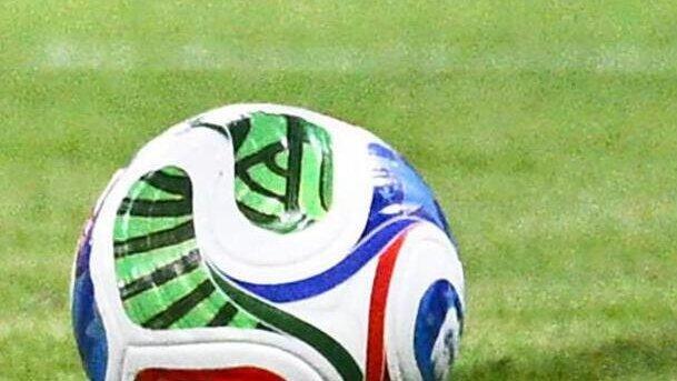 Allein will der Bub sein, in einem öffentlichen Park. Schließlich will er dort Fußball spielen - ob das dann allein auch wirklich so spaßig ist? Allein will der Bub sein, in einem öffentlichen Park. Schließlich will er dort Fußball spielen - ob das dann allein auch wirklich so spaßig ist?