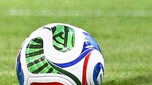 Allein will der Bub sein, in einem öffentlichen Park. Schließlich will er dort Fußball spielen - ob das dann allein auch wirklich so spaßig ist? Allein will der Bub sein, in einem öffentlichen Park. Schließlich will er dort Fußball spielen - ob das dann allein auch wirklich so spaßig ist?