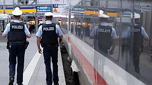 Die Bundespolizei hat für den Münchner Hauptbahnhof und fünf weitere bayerische Bahnhöfe ein Waffenverbot erlassen. (Symbolbild) Die Bundespolizei hat für den Münchner Hauptbahnhof und fünf weitere bayerische Bahnhöfe ein Waffenverbot erlassen. (Symbolbild)
