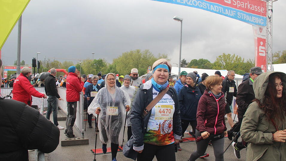 Auch die großen Herzogstadtläufer ließen sich wie schon die Kleinen am Samstag durch das nasskalte Aprilwetter den Spaß am Sport unter freiem Himmel nicht verderben.
