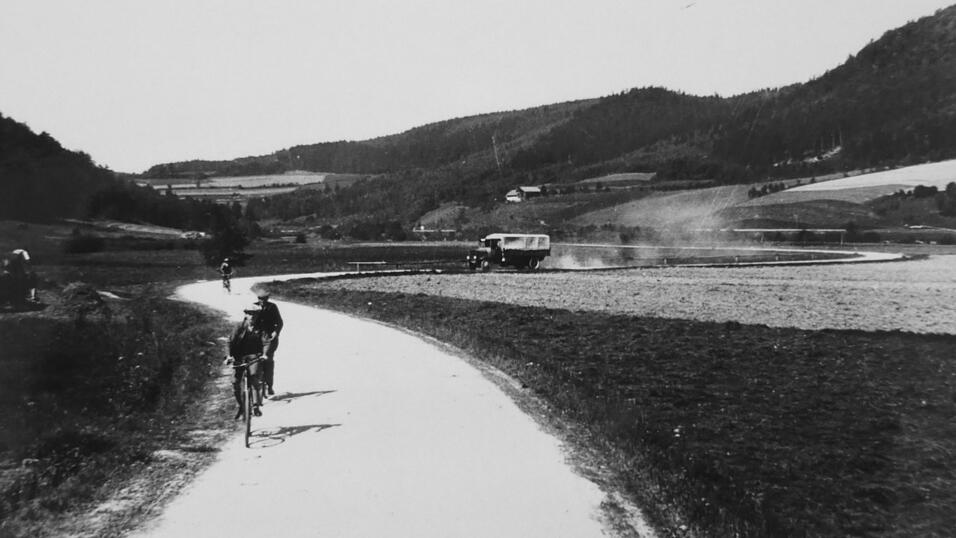 1935: Radfahrer und Lastwagen teilten sich die schmale Stra&szlig;e.