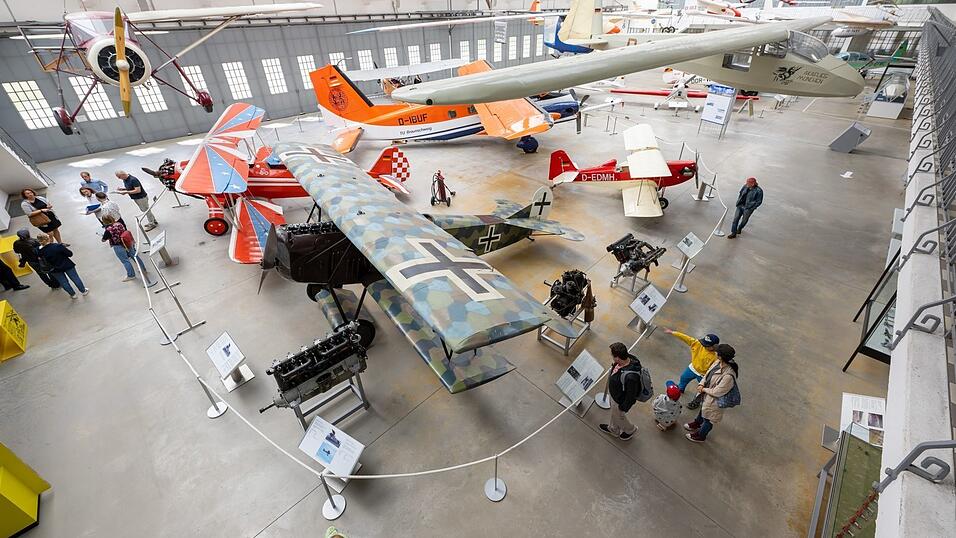 Das aus den Beständen des Deutschen Museums stammende niederländische Fokker-Jagdflugzeug wurde früher in Schleißheim ausgestellt, hier im Vordergrund. (Archivbild)