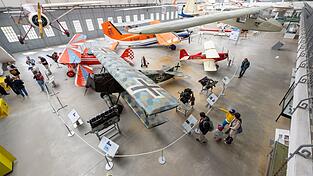 Das aus den Beständen des Deutschen Museums stammende niederländische Fokker-Jagdflugzeug wurde früher in Schleißheim ausgestellt, hier im Vordergrund. (Archivbild)