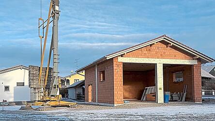 Die Fahrzeughalle der Feuerwehr Hinterskirchen. Im Dezember konnte dort der Dachstuhl aufgestellt und das Dach gedeckt werden.