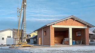 Die Fahrzeughalle der Feuerwehr Hinterskirchen. Im Dezember konnte dort der Dachstuhl aufgestellt und das Dach gedeckt werden.