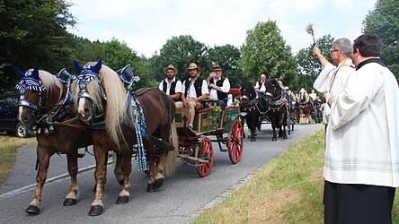 Pfarrer Johann Wutz segnete alle Reiter, Fahrer und Pferde.