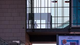 Ein bewaffneter Polizeibeamter im Einkaufszentrum. Ein bewaffneter Polizeibeamter im Einkaufszentrum.