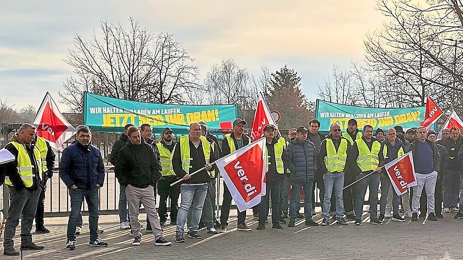 Vor dem Tor des Wertstoffhofs streikten laut Verdi am Mittwoch rund 80 Besch&auml;ftigte.