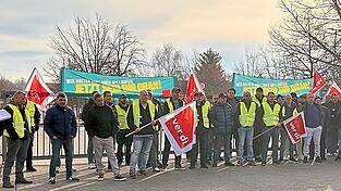 Vor dem Tor des Wertstoffhofs streikten laut Verdi am Mittwoch rund 80 Besch&auml;ftigte.