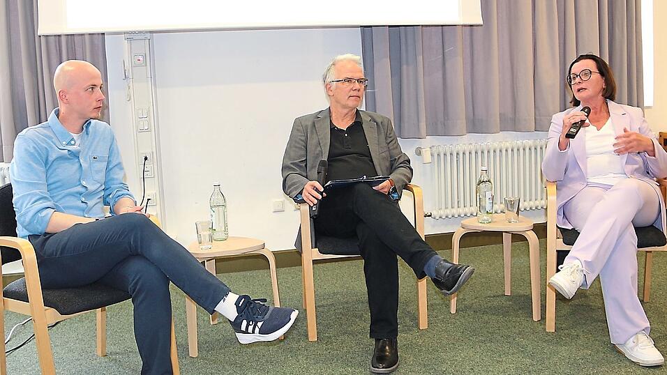 Stefan Harrer, Carsten Lenk und Sabine Reindl (von links) er&ouml;rterten den Zusammenhang zwischen Armut und Kriminalit&auml;t.