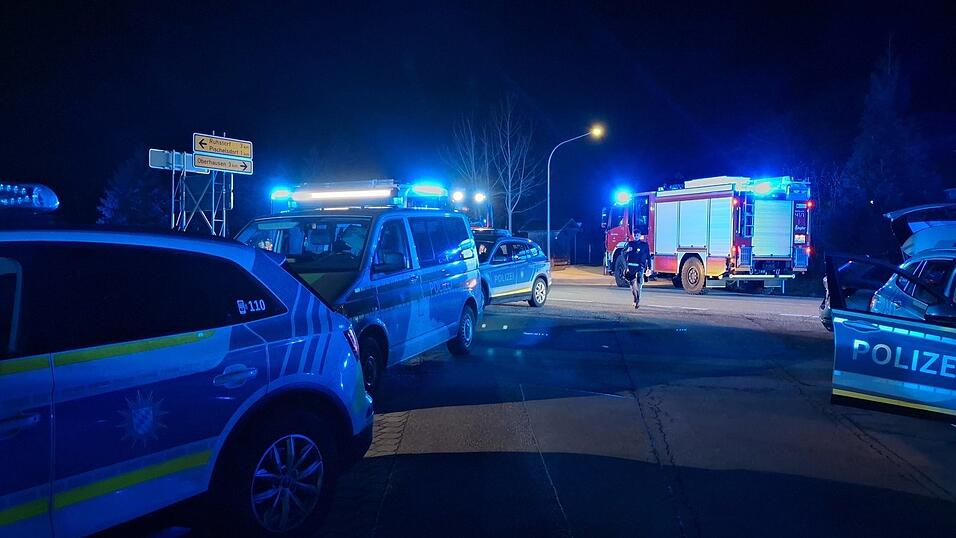 Feuerwehr und Polizei waren mit großen Aufgeboten vor Ort. Feuerwehr und Polizei waren mit großen Aufgeboten vor Ort.