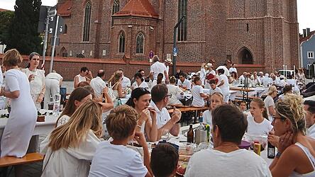 Als erfolgreiche Veranstaltung findet das &bdquo;Dinner in Wei&szlig;&ldquo; - ein stilvolles Abendessen unter dem beherrschenden Turm von Sankt Martin - in jedem Jahr viele Freunde. Es wurde vom Projektmanagement ins Leben gerufen.