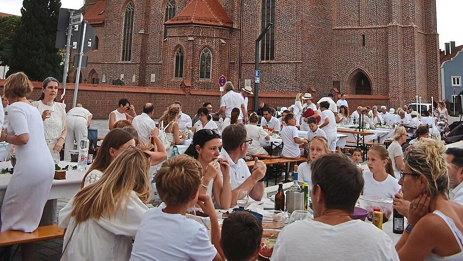 Als erfolgreiche Veranstaltung findet das „Dinner in Weiß“ - ein stilvolles Abendessen unter dem beherrschenden Turm von Sankt Martin - in jedem Jahr viele Freunde. Es wurde vom Projektmanagement ins Leben gerufen. Als erfolgreiche Veranstaltung findet das „Dinner in Weiß“ - ein stilvolles Abendessen unter dem beherrschenden Turm von Sankt Martin - in jedem Jahr viele Freunde. Es wurde vom Projektmanagement ins Leben gerufen.