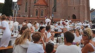 Als erfolgreiche Veranstaltung findet das „Dinner in Weiß“ - ein stilvolles Abendessen unter dem beherrschenden Turm von Sankt Martin - in jedem Jahr viele Freunde. Es wurde vom Projektmanagement ins Leben gerufen. Als erfolgreiche Veranstaltung findet das „Dinner in Weiß“ - ein stilvolles Abendessen unter dem beherrschenden Turm von Sankt Martin - in jedem Jahr viele Freunde. Es wurde vom Projektmanagement ins Leben gerufen.
