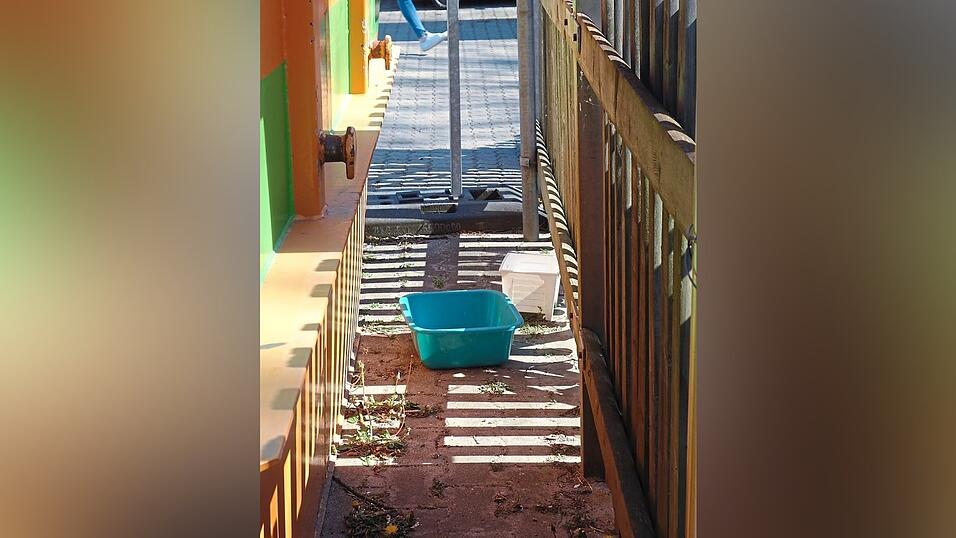 Diese Kunststoffbeh&auml;lter wurden au&szlig;erhalb der &Ouml;ffnungszeit einfach &uuml;ber den Zaun geworfen.