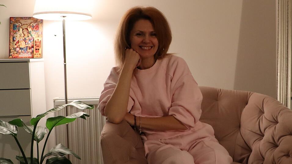 Sie strahlt vor Gl&uuml;ck: Die Ukrainerin Olena Kibalchich sitzt in ihrer neuen Wohnung, in der sie mit zwei ihrer S&ouml;hne und ihrer Tochter lebt.