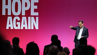 Andy Burnham kündigte tiefgreifende Reformen an. Andy Burnham kündigte tiefgreifende Reformen an.