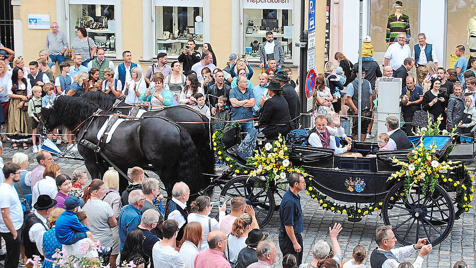 Schick herausgeputzt hatten sich die 3 500 Mitwirkenden beim Festzug zum Hagen. Sie stimmten, trotz anf&auml;nglichen Regenwetters, die zahlreichen Besucher auf das 'Trumm vom Paradies' ein.