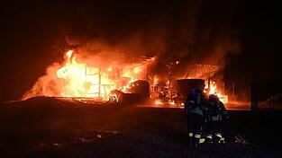 Die Lagerhalle brannte im Laufe der Nacht komplett nieder.