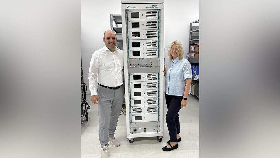 VXI-Gesch&auml;ftsf&uuml;hrer Christian Degenhart und Iris Pioch, Leiterin der Vertriebsgesellschaft VX Instruments Asia, stehen neben einem Pr&uuml;fsystem des Landshuter Unternehmens.