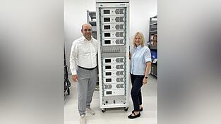 VXI-Gesch&auml;ftsf&uuml;hrer Christian Degenhart und Iris Pioch, Leiterin der Vertriebsgesellschaft VX Instruments Asia, stehen neben einem Pr&uuml;fsystem des Landshuter Unternehmens.