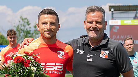 Bei seiner Verabschiedung von der SpVgg Hankofen im Mai gab es für Daniel Rabanter (l.) einen Blumenstrauß und ein paar warme Worte von Vereinsboß Richard Maierhofer. Bei seiner Rückkehr am Sonntag mit der SpVgg Landshut stehen der Ex-„Dorfbua“ und sein alter Verein erst einmal auf verschiedenen Seiten. Bei seiner Verabschiedung von der SpVgg Hankofen im Mai gab es für Daniel Rabanter (l.) einen Blumenstrauß und ein paar warme Worte von Vereinsboß Richard Maierhofer. Bei seiner Rückkehr am Sonntag mit der SpVgg Landshut stehen der Ex-„Dorfbua“ und sein alter Verein erst einmal auf verschiedenen Seiten.