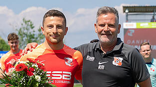Bei seiner Verabschiedung von der SpVgg Hankofen im Mai gab es f&uuml;r Daniel Rabanter (l.) einen Blumenstrau&szlig; und ein paar warme Worte von Vereinsbo&szlig; Richard Maierhofer. Bei seiner R&uuml;ckkehr am Sonntag mit der SpVgg Landshut stehen der Ex-&bdquo;Dorfbua&ldquo; und sein alter Verein erst einmal auf verschiedenen Seiten.
