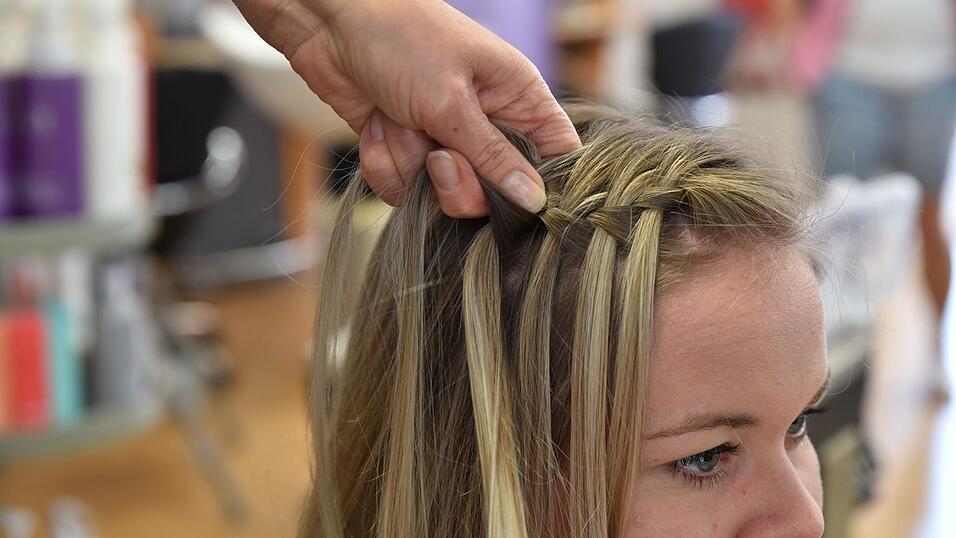 Noch ein Frisurenvorschlag: Nun wird von beiden Seiten nach hinten geflochten. Die Haare zunächst seitlich scheiteln und auf der größeren abgeteilten Seite mit dem Flechten beginnen. Dazu vorne drei nicht zu dünne Haarsträhnen abteilen und mit der vordersten Strähne 1 beginnen. Nun Strähne 1 über Strähne 2 legen, dann Strähne 2 fallen lassen. Eine neue Strähne 3 nehmen und über Strähne 1 legen. So entsteht der 'Wasserfall-Effekt'. Wiederholen Sie das Ganze bis zum Hinterkopf. Noch ein Frisurenvorschlag: Nun wird von beiden Seiten nach hinten geflochten. Die Haare zunächst seitlich scheiteln und auf der größeren abgeteilten Seite mit dem Flechten beginnen. Dazu vorne drei nicht zu dünne Haarsträhnen abteilen und mit der vordersten Strähne 1 beginnen. Nun Strähne 1 über Strähne 2 legen, dann Strähne 2 fallen lassen. Eine neue Strähne 3 nehmen und über Strähne 1 legen. So entsteht der 'Wasserfall-Effekt'. Wiederholen Sie das Ganze bis zum Hinterkopf.