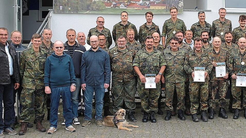 Alle Teilnehmer, Funktionäre, Organisatoren und Helfer mit Bürgermeister Alfred Holzner und zweiter Bürgermeister Lauri Seidl.