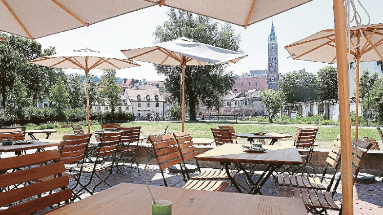 Die Terrasse mit Blick auf die Isarpromenade und St. Martin bietet Platz f&uuml;r rund 150 Personen.