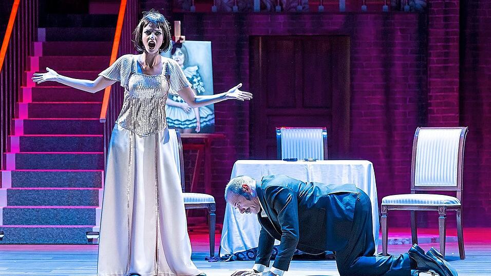 &bdquo;Wo ist bitte die Pistole?&ldquo;, scheint die Hauptperson Lulu in der gleichnamigen Oper ihren Theaterkollegen Peter Tilch zu fragen. Mit einer geh&ouml;rigen Portion Improvisationskunst gelang es dem Charakter-Darsteller, die prek&auml;re Situation bei der Premiere noch zu retten.