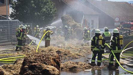 Eine Ladung Stroh hatte Feuer gefangen und wurden vom Transporteur auf die Stra&szlig;e gekippt. Das Brandgut wurde dort dann abgel&ouml;scht.