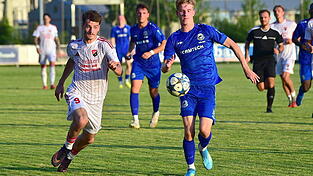 Der TSV Bogen um Jakob Schötz (r.) trennt sich Unentschieden vom TSV Seebach (in Weiß). Der TSV Bogen um Jakob Schötz (r.) trennt sich Unentschieden vom TSV Seebach (in Weiß).