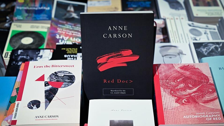 B&uuml;cher von Anne Carson im Berliner Kulturkaufhaus Dussmann.