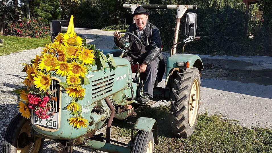 Rupert Weinzierl mit seinem Oldtimerbulldog