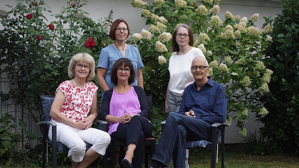 Das Trauerbegleiter-Team des Franziskus Hospizvereins (sitzend v.l.): Dr. Verena Zahn, Gaby Arenz und Siegfried Haimerl, (stehend v.l.) Gabi Blaschzok und Brigitte K&ouml;gl.