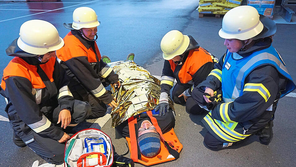 Die 'verletzte' Person wurde nach dem 'Betriebsunfall' fachkundig erstversorgt.