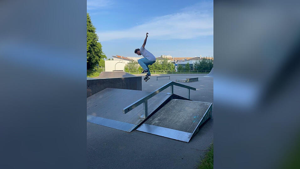 Felix Kaltner fährt seit seinem 5. Geburtstag Skateboard. Mittlerweile beherrscht er einige Tricks. Felix Kaltner fährt seit seinem 5. Geburtstag Skateboard. Mittlerweile beherrscht er einige Tricks.