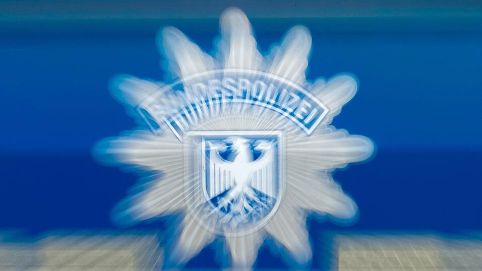 Die Bundespolizei sucht nach Zeuginnen und Zeugen. (Symbolbild)