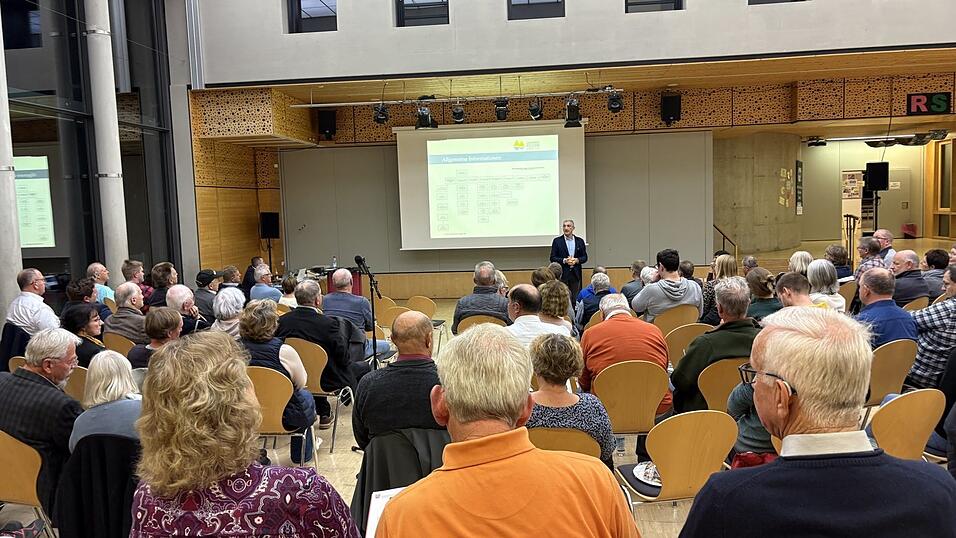 Knapp 100 Bürger nahmen an der Versammlung am Mittwoch teil.