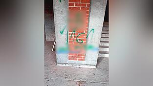 Zum Teil mit Nazi-Symbolik wurde die Baustelle der Turnhalle an der Hallertauer Mittelschule beschmiert.