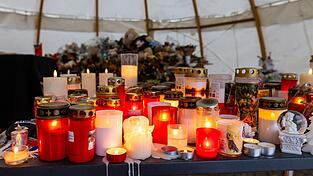 Menschen haben Kerzen und Blumen f&uuml;r die Opfer abgelegt. (Archivbild)