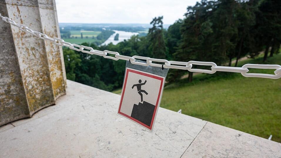 Eine provisorische Kunststoffkette ist an der Walhalla angebracht worden, um f&uuml;r die Absturzgefahr zu sensibilisieren.