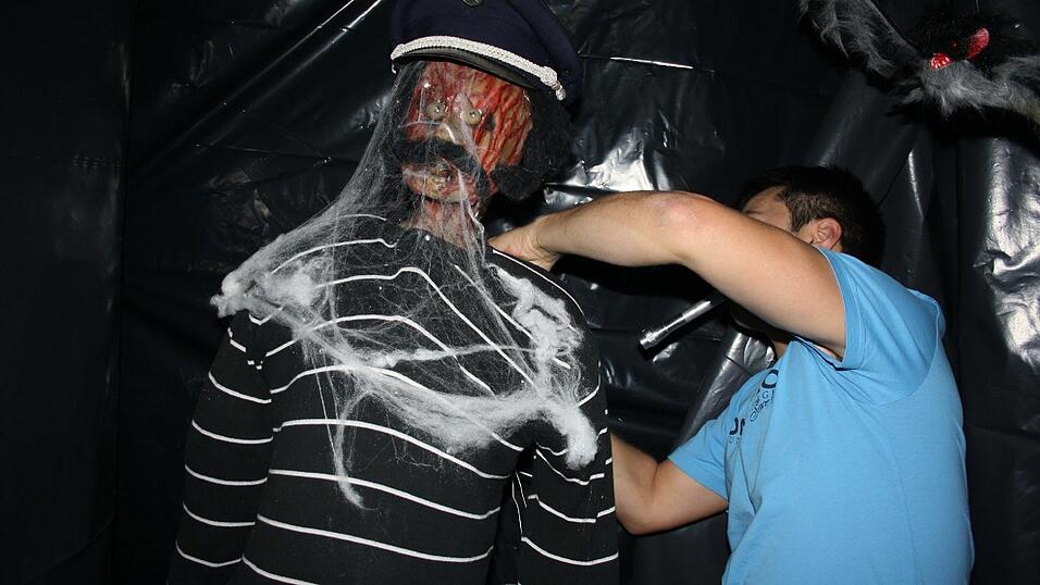Krueger meets Krüger: Horror-Kultfigur Freddy spukt bis Halloween im gleichnamigen Freizeit-Center in Ittling.