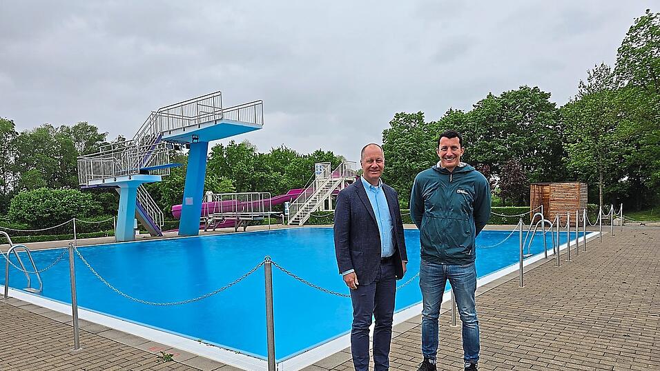 Das Freibad ist bereit f&uuml;r den Start, dar&uuml;ber freuen sich B&uuml;rgermeister Thomas Etschmann (l.) und der Chef der B&auml;derbetriebe Stefan Schrenk. Jetzt muss nur das Wetter wieder besser werden.