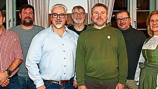 Dem erweiterten Vorstand des Maibaumvereins geh&ouml;ren an (v.l.): Andy B&auml;r (Kassier), Rick Eckebrecht (Beisitzer), Alexander G&uuml;nzel (Vorsitzender), Jakob Z&ouml;rr (Schriftf&uuml;hrer), Thomas Neuner (zweiter Vorsitzender) und Ulf Hartig (Beisitzer). B&uuml;rgermeisterin Susanne Hoyer zeigte sich hocherfreut und spendierte den ersten Maibaum, der im Jahr 2027 aufgestellt wird.