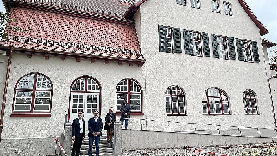 Freuen sich auf die bald fertige Artothek: Dr. Clemens Knobling, Dr. Thomas Pr&ouml;ckl, Anette R&ouml;hr und Florian Gro&szlig; (v.l.).