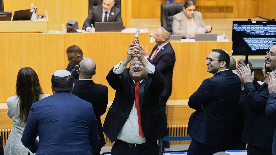 Israels rechtsextremer Polizeiminister feiert mit anderen Abgeordneten die Billigung eines Gesetzes &uuml;ber die Einf&uuml;hrung der Todesstrafe f&uuml;r Terroristen.